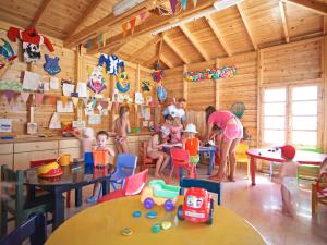 法里拉基Mitsis Faliraki的一群儿童在木板房玩耍