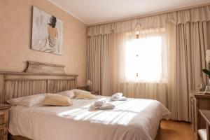 科济纳Domačija pri Damjanu的一间卧室配有一张带白色床单的床和一扇窗户。