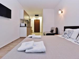 尼基季Azur Apartments - Nikiti Halkidiki的一间卧室配有两张带毛巾的床
