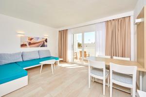 圣蓬萨阳光海滩公寓式酒店的客厅配有沙发和桌椅