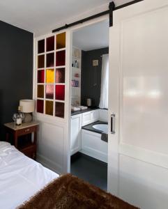 阿姆斯特丹The Lastage Inn - Bed & Breakfast的一间卧室设有一扇门,可通往一间带一张床的浴室