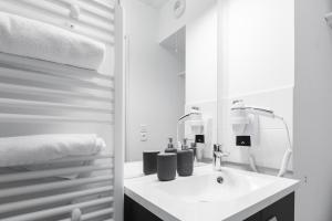 巴涅奥莱Student Factory Paris Bagnolet的白色的浴室设有水槽和镜子