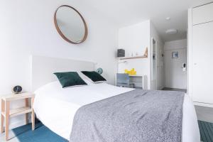 巴涅奥莱Student Factory Paris Bagnolet的白色卧室设有一张大床和镜子