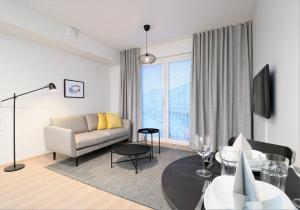 坦佩雷Forenom Aparthotel Tampere Kaleva的客厅配有沙发和桌子