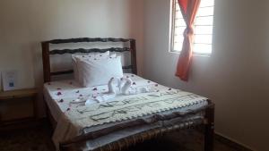 南威Carpe Diem Nungwi的一间卧室配有一张带娃娃的床
