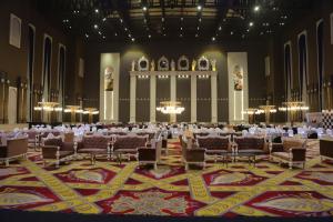 赖布尔Hukam's Lalit Mahal的一个带桌椅的大型宴会厅