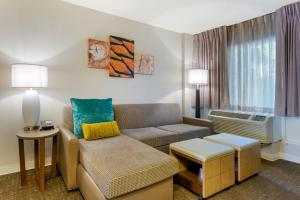 Staybridge Suites Orlando Royale Parc Suites, an IHG Hotel的休息区