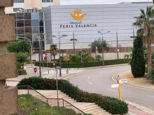 瓦伦西亚SunDos Feria Valencia的建筑前有标志的空路