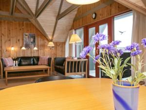 比耶勒高6 person holiday home in Hvide Sande的一张桌子上一束紫色花
