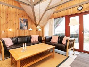 比耶勒高6 person holiday home in Hvide Sande的客厅配有沙发和桌子