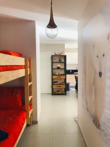 Appartement cocooning - Grande terrasse - bain nordique-Sauna - DOMAINE DU PATRE客房内的一张或多张双层床