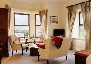 里塞斯伊纳湖小屋酒店的客厅配有沙发、椅子和电视