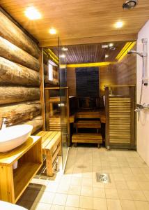 鲁卡伏瓦索尔别墅酒店的浴室配有卫生间、盥洗盆和淋浴。