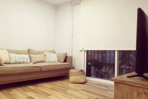 卡隆赫Apartamento Can CALET con PARKING en Sant Antoni de Calonge的带沙发和电视的客厅