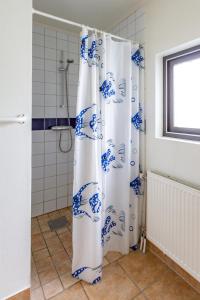 TvååkerRödlix Vandrarhem & Camping的浴室内有蓝色和白色的浴帘
