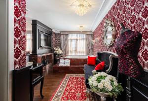 格拉玛多Hotel Colline de France的客厅设有红色和白色的墙壁和沙发