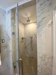圣詹姆斯Fairmont Royal Pavilion Barbados Resort的浴室里设有玻璃门淋浴