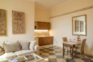 麦地那西多尼亚La Vista de Medina Studios & Apartments的客厅配有沙发和桌子