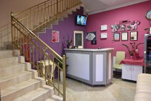 乌日霍罗德Hotel " BOUTIQUE "的一间设有楼梯和紫色墙壁的客房