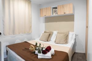 索托马里纳Internazionale - Family Village的一间卧室,床上放着鲜花
