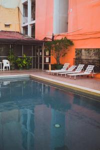 比亚埃尔莫萨独立广场酒店的一座带躺椅的游泳池位于大楼旁