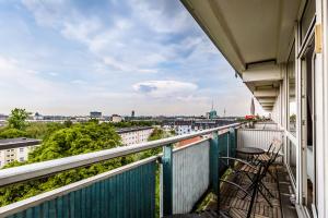 科隆Cologne Fair Apartment with Cathedral View的市景阳台配有椅子