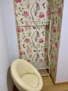 贝纳斯克Apartamentos Maladeta的浴室设有椅子和华丽的壁纸