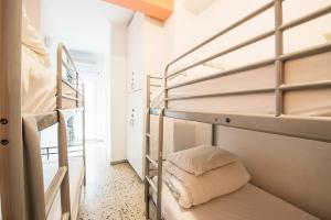 雅典Safestay Athens Monastiraki的客房设有2张双层床和枕头