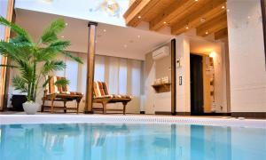 克罗纳赫迪尔库纳赫尔斯塔德特酒店的在酒店房间的一个大型游泳池