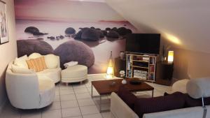 弗里森海姆Ferienwohnung Wölfle的客厅配有白色家具和海豹壁画