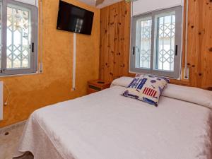 库尼特Apartment Aires de mar by Interhome的卧室配有白色床和2扇窗户