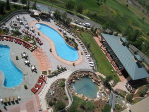 布鲁姆菲尔德因特洛肯欧尼酒店的享有度假村游泳池的顶部景致