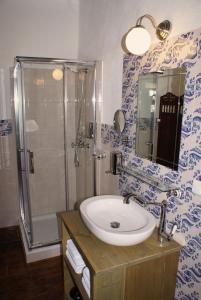 TalaraLa Cañota 2-Floors King Rooms Adults Only的一间带水槽和淋浴的浴室