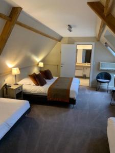 布鲁日特尔杜恩酒店的酒店客房设有两张床和窗户。