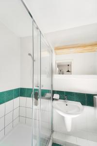 哈卡尼Hotel Arborétum的一间带水槽和淋浴的浴室