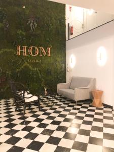 塞维利亚Suites Hom Sevilla的一间配有沙发和 ⁇ 板地板的客房
