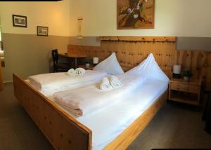 费尔贝特Hotel Zum Deutschen Eck的客房内的两张床和毛巾