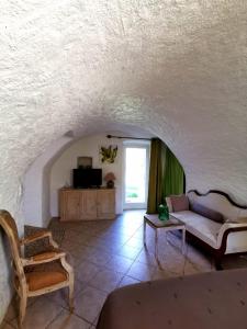 Santa-Reparata-di-BalagnaL'Aghjalle的客厅配有沙发和桌子