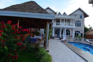 基加利Villa Asimba的一座带游泳池和房子的别墅