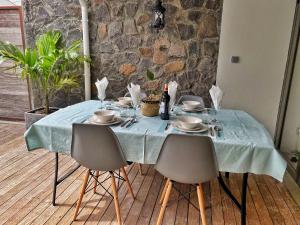 塔马兰Under The Tropics的一张桌子,上面有椅子和蓝桌布