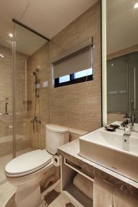 台南文悦旅栈的浴室配有卫生间、盥洗盆和淋浴。