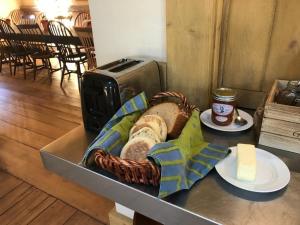 坎布里亚斯奎博住宿加早餐旅馆的桌上的一篮面包和黄油