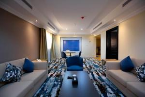 吉达Bait Aldiyafah Hotel Apartments的客厅配有沙发和桌子