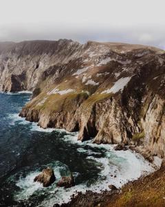 多尼戈尔O'Donnell's Of Donegal的享有海洋和岩石海岸的景致。