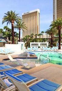 Delano Las Vegas by Suiteness内部或周边的泳池