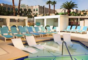 Delano Las Vegas by Suiteness内部或周边的泳池