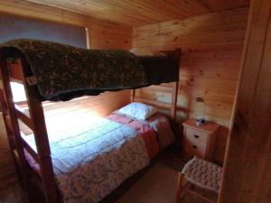 埃尔基斯科Cabaña sol y luna的小木屋内一间卧室(带双层床)
