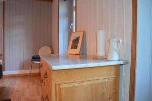 格舍嫩Alpine Haus的一张桌子,上面有一张照片和一个花瓶