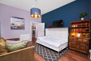 泰恩河畔纽卡斯尔Lovely Abode in Newcastle - Sleeps 4的客厅配有床和沙发
