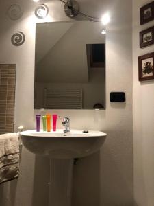 阿斯蒂La mansarda的一间带水槽和镜子的浴室